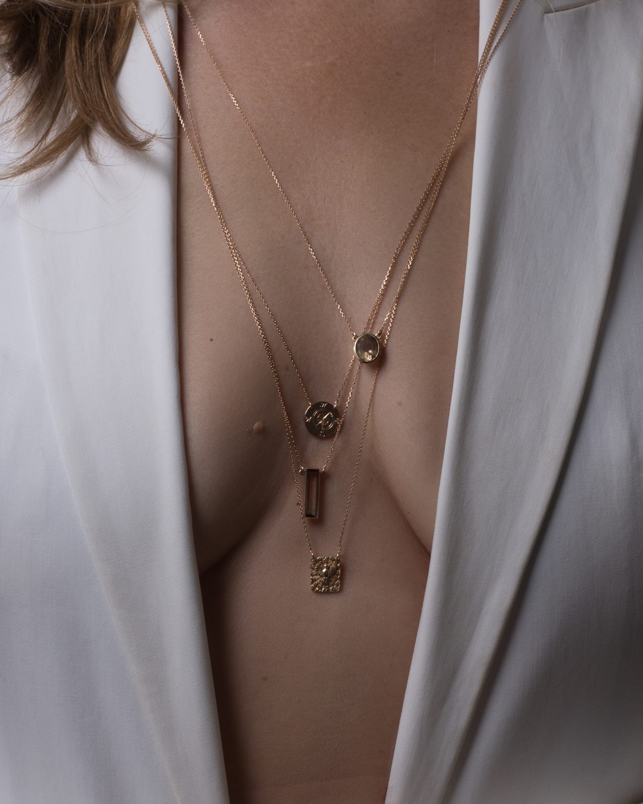 EoA Collier — Goldketten mit Emblem-Anhängern